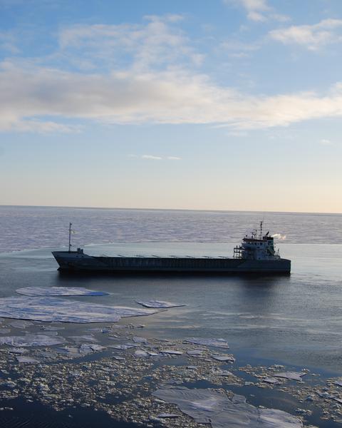 Lastfartyg på öppet hav under vintern